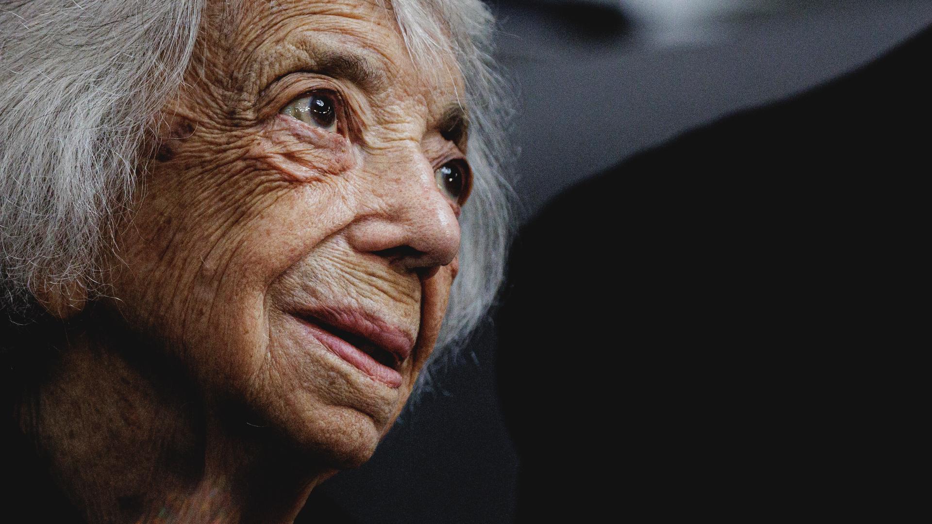 Die Holocaust-Überlebende Margot Friedländer im Deutschen Bundestag. Die sehr alte Dame trägt einen schweißhaarigen Bob, das Foto zeigt sie im Profil.