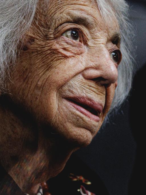 Die Holocaust-Überlebende Margot Friedländer im Deutschen Bundestag. Die sehr alte Dame trägt einen schweißhaarigen Bob, das Foto zeigt sie im Profil.