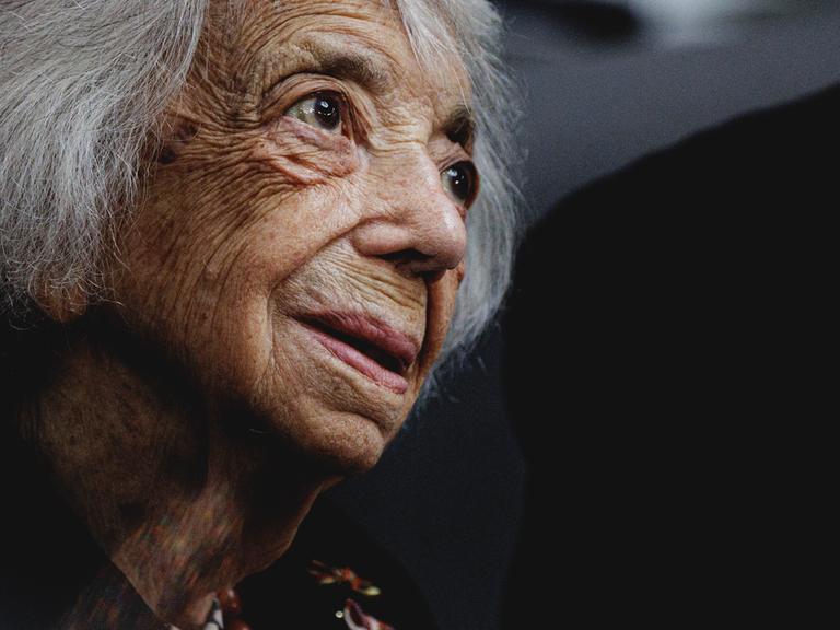 Die Holocaust-Überlebende Margot Friedländer im Deutschen Bundestag. Die sehr alte Dame trägt einen schweißhaarigen Bob, das Foto zeigt sie im Profil.