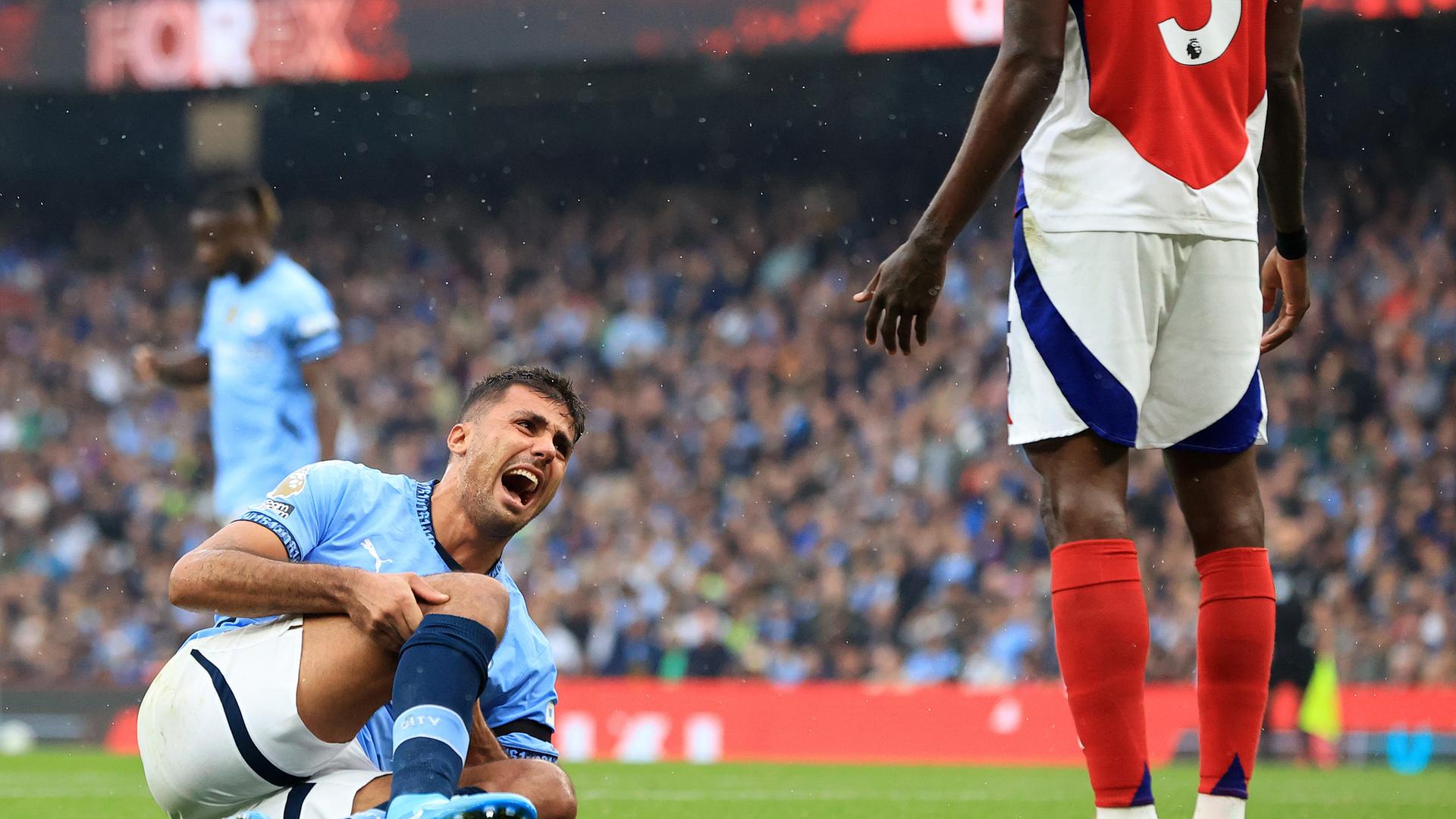 Rodri von Manchester City liegt nach einem Zusammenstoß mit Thomas Partey von Arsenal London verletzt am Boden