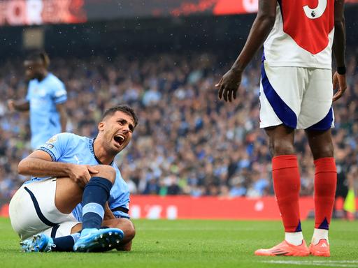 Rodri von Manchester City liegt nach einem Zusammenstoß mit Thomas Partey von Arsenal London verletzt am Boden