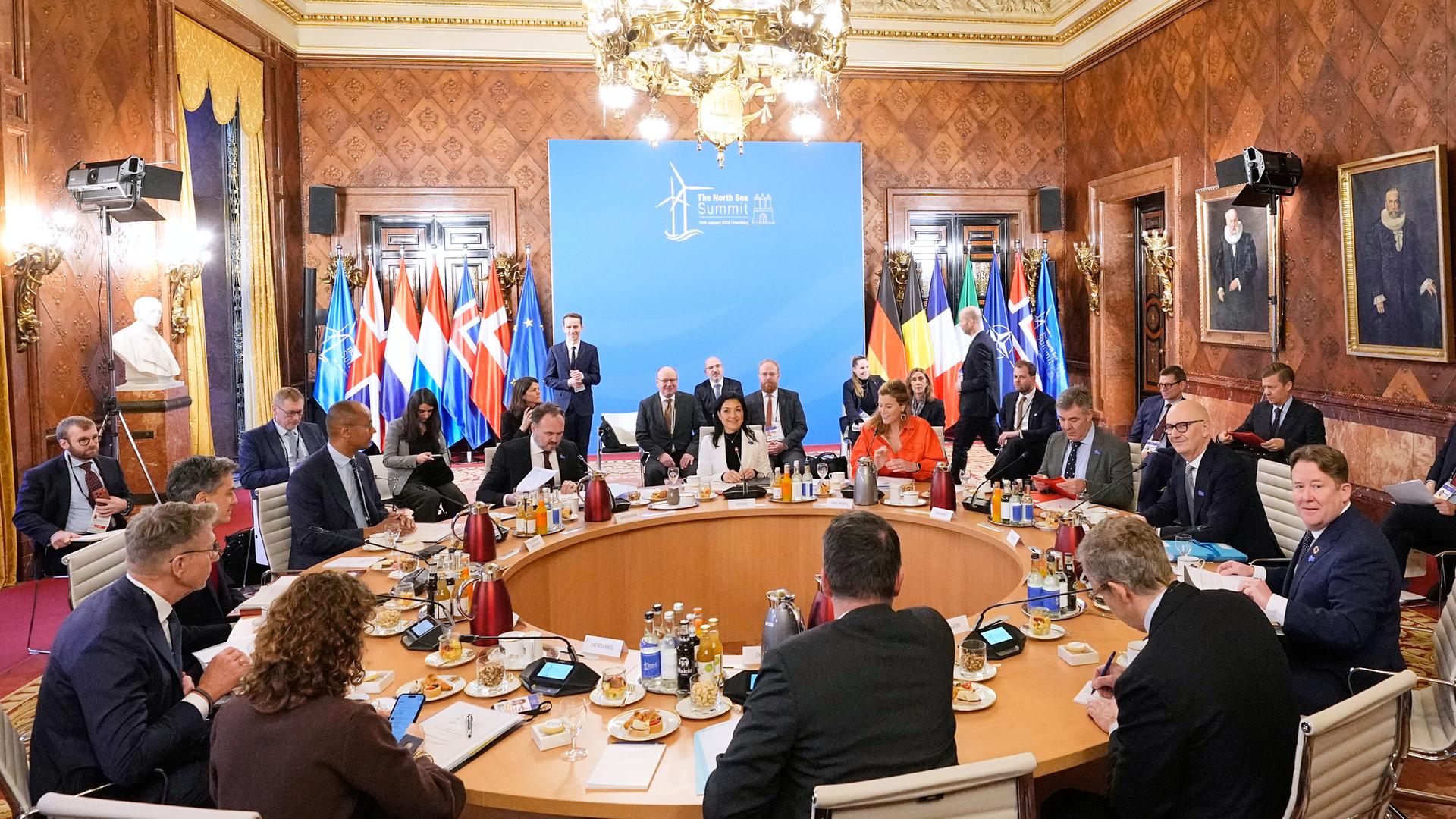 Wirtschaftsministerin Katherina Reiche (Mitte) spricht während des Nordseegipfels in Hamburg mit Ministern der Nordseeanrainerstaaten. Wirtschaftsministerin Katherina Reiche (Mitte) spricht während des Nordseegipfels in Hamburg mit Ministern der Nordseeanrainerstaaten.