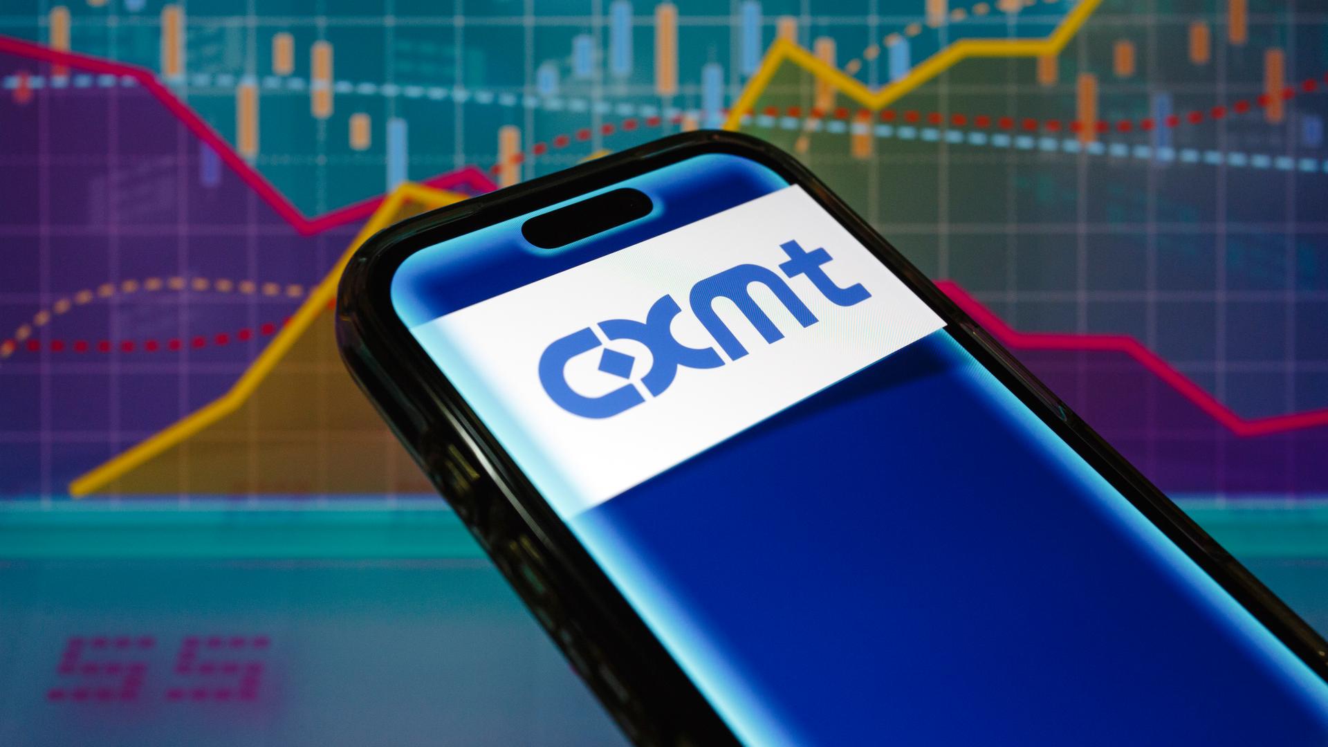 Das Logo von CXMT, einem chinesischen Hersteller von DRAM-Chips (Dynamic Random-Access Memory), ist auf einem Smartphone, im Hintergrund sind Aktien- und Liniendiagramme zu erkennen. Das Logo von CXMT, einem chinesischen Hersteller von DRAM-Chips (Dynamic Random-Access Memory), ist auf einem Smartphone, im Hintergrund sind Aktien- und Liniendiagramme zu erkennen.