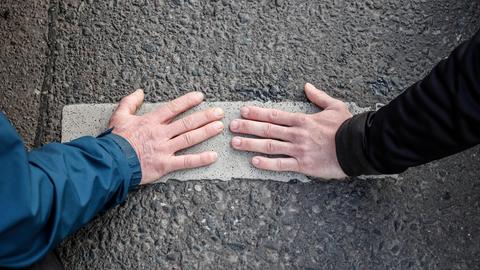 Letzte Generation Berlin, 24.04.2023 - Aktivisten der Letzen Generation haben ihre Hände auf einer Straße festgeklebt.
