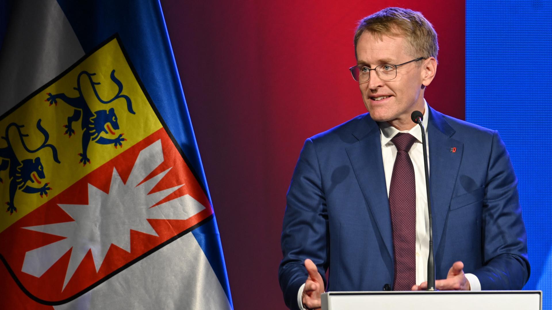 Daniel Günther, Ministerpräsident von Schleswig-Holstein, spricht beim Festakt der Landesregierung zum 80. Jubiläum Schleswig-Holsteins in der Winkelscheune des Freilichtmuseums Molfsee. 