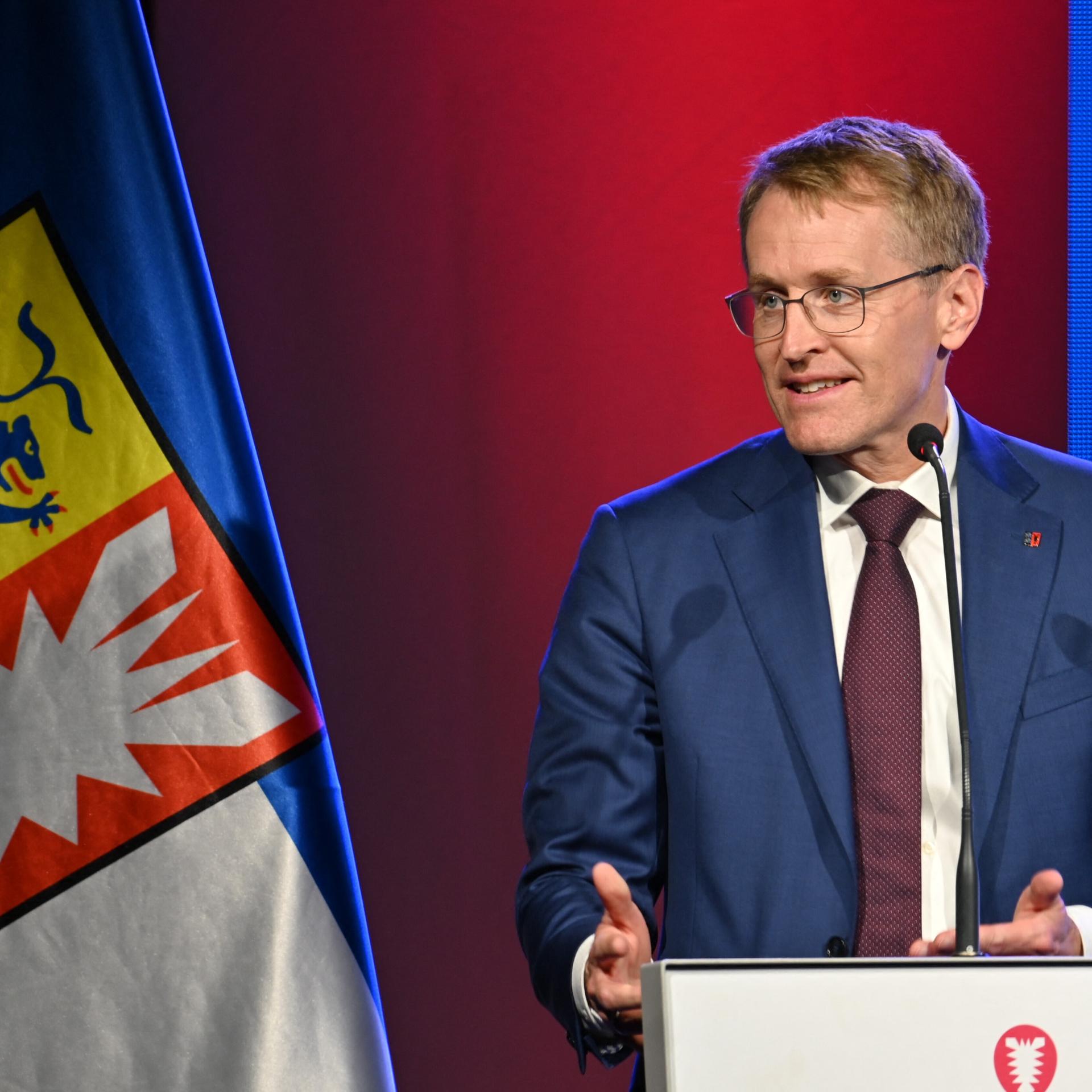 Daniel Günther, Ministerpräsident von Schleswig-Holstein, spricht beim Festakt der Landesregierung zum 80. Jubiläum Schleswig-Holsteins in der Winkelscheune des Freilichtmuseums Molfsee. 