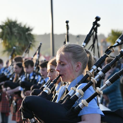 Schülerinnen und Schüler der Oban High School beim Dudelsackspiel.
