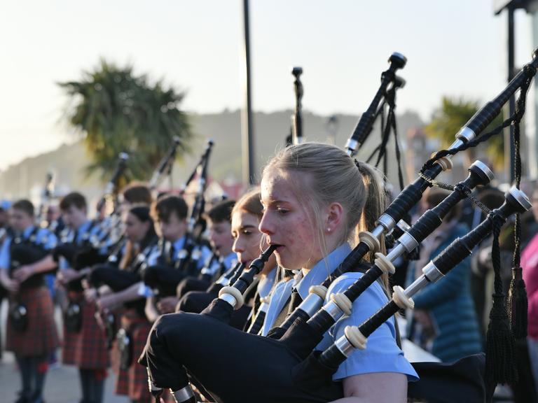 Schülerinnen und Schüler der Oban High School beim Dudelsackspiel.