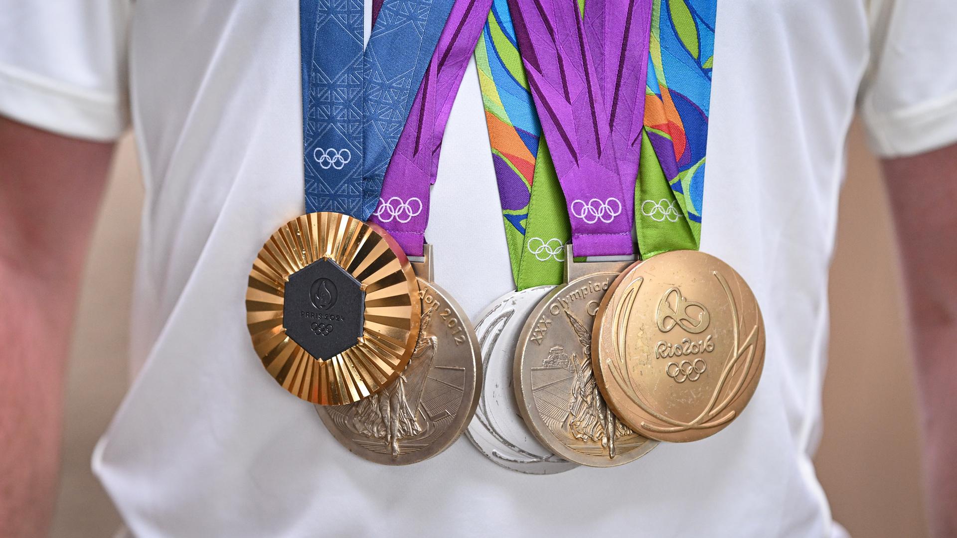 Fotoshooting mit dem vierfachen Olympiasieger Michael Jung mit seiner Goldmedaille im Einzel von Paris 2024, sowie die beiden Medaillen, Einzel-Gold und Mannschaft-Silber von Rio 2016 und den beiden Goldmedaillen der Olympischen Spiele von London 2012