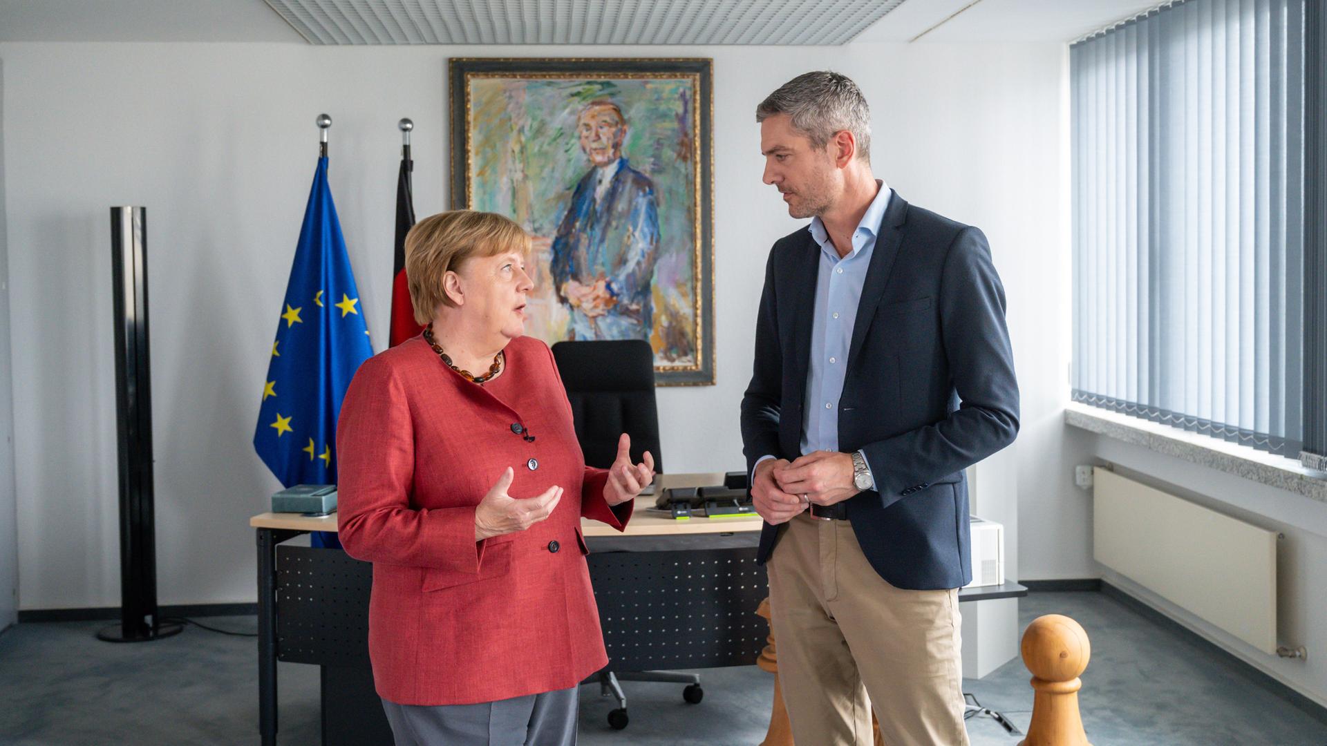 Angela Merkel empfängt den Journalisten Ingo Zamperoni zum Interview in ihrem Büro in Berlin. 