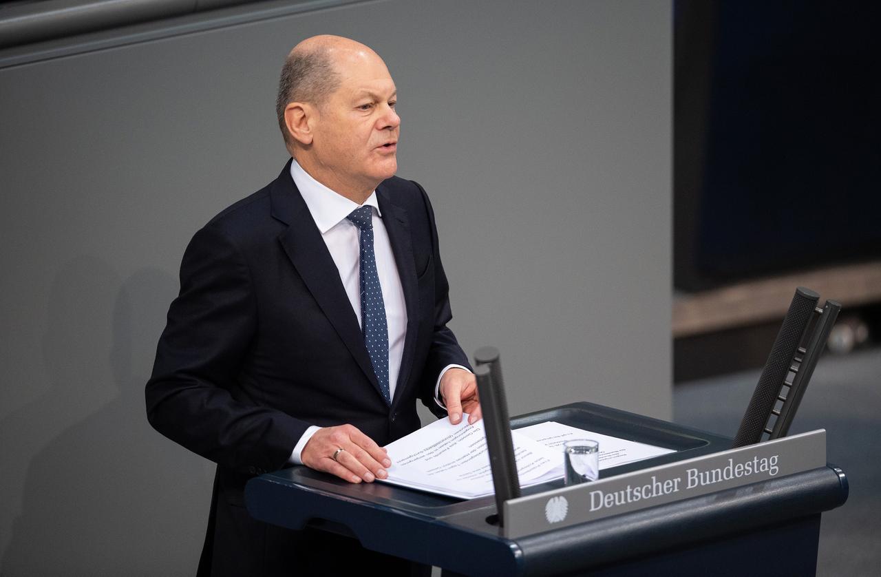 Berlin: Bundeskanzler Olaf Scholz (SPD) spricht bei einer Regierungserklärung zur Haushaltslage.