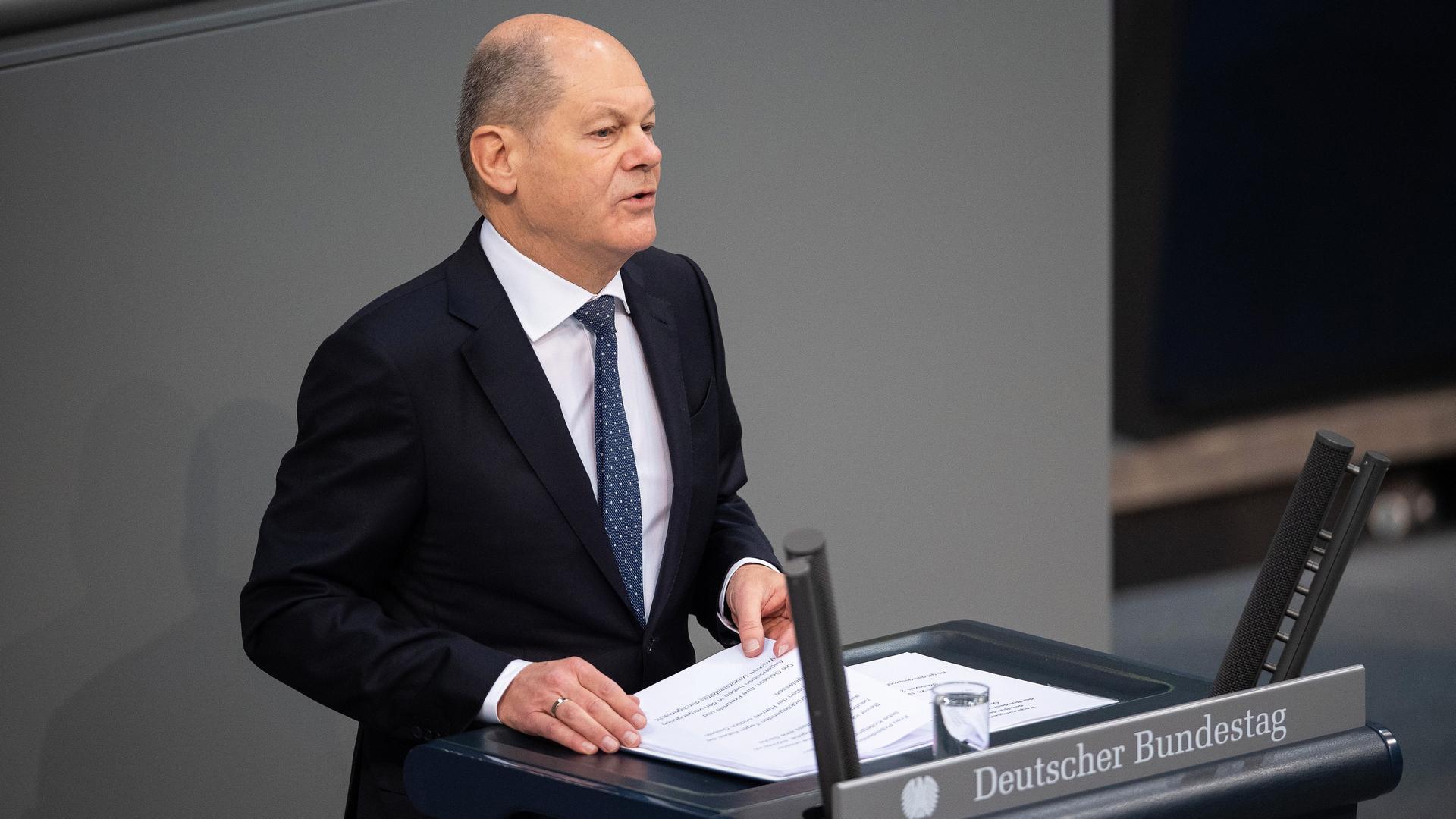 Berlin: Bundeskanzler Olaf Scholz (SPD) spricht bei einer Regierungserklärung zur Haushaltslage im Bundestag. 