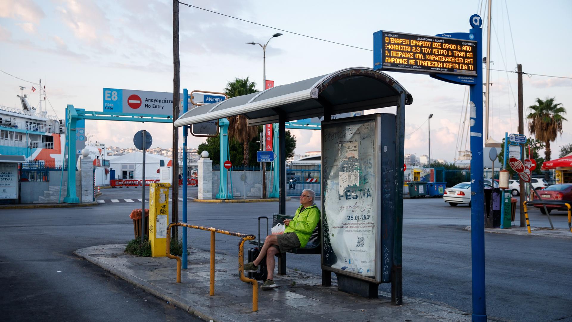 Piräus: An einem Busbahnhof wird während eines 24-stündigen Streiks eine Nachricht über Verspätungen angezeigt, die die Fahrgäste informiert.