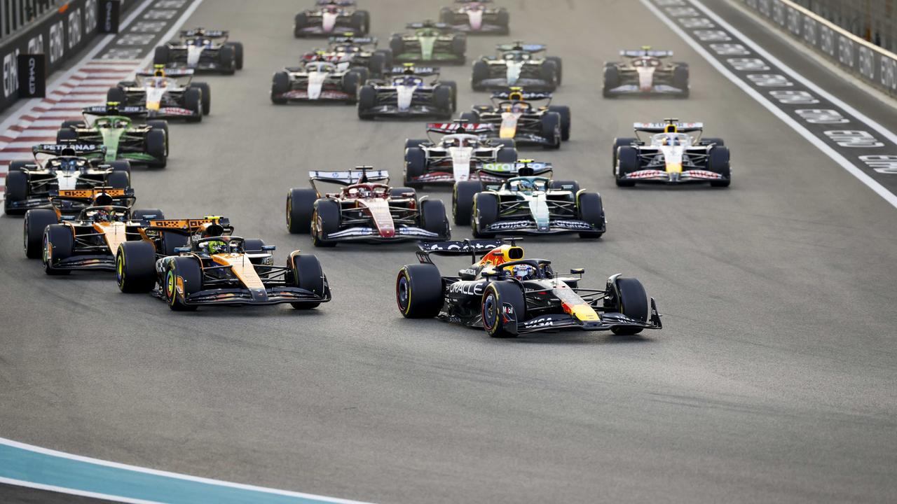 Eine Szene kurz nach dem Start des Formel-1-Rennens in Abu Dhabi, die Rennwagen fahren dicht hintereinander in eine Kurve.