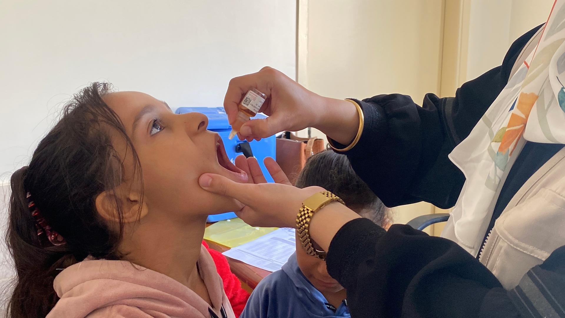 Palästinensische Gebiete, Gaza-Stadt: Ein palästinensisches Mädchen erhält eine Polio-Impfung. Palästinensische Gebiete, Gaza-Stadt: Ein palästinensisches Mädchen erhält eine Polio-Impfung.