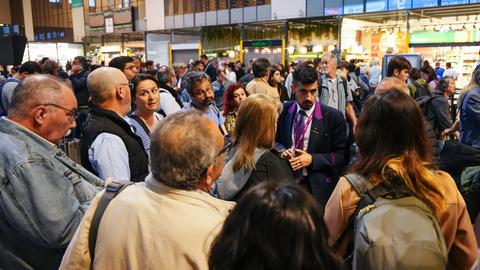 Spanien, Sevilla: Zahlreiche Menschen warten am Bahnhof Santa Justa am Tag nach dem großflächigen Stromausfall auf der iberischen Halbinsel am 28. April 2025. 