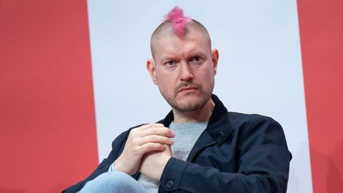 Der Autor Sascha Lobo sitzt und blickt in die Kamera