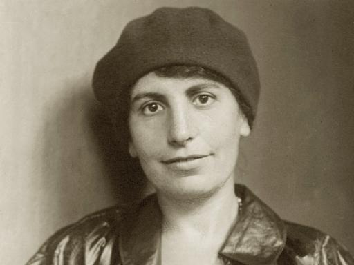 Eine Frau mit Baskenmütze lächselt in die Kamera. Es ist die Psychoanalytikerin Anna Freud. Eine Frau mit Baskenmütze lächselt in die Kamera. Es ist die Psychoanalytikerin Anna Freud.