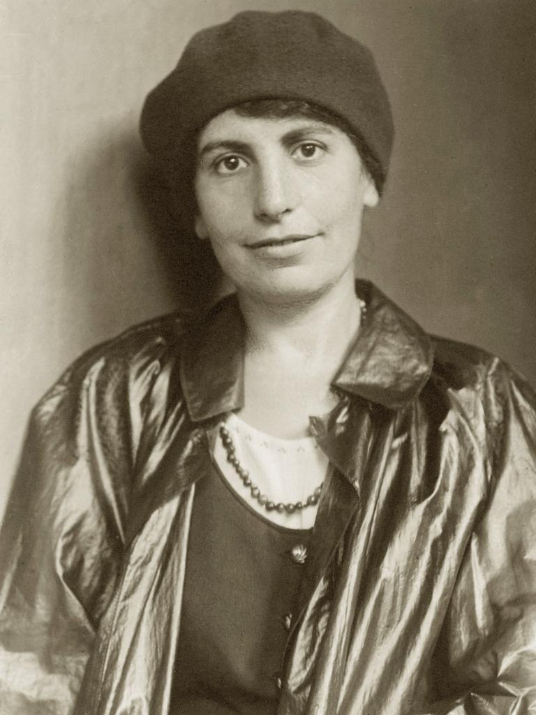Eine Frau mit Baskenmütze lächselt in die Kamera. Es ist die Psychoanalytikerin Anna Freud. Eine Frau mit Baskenmütze lächselt in die Kamera. Es ist die Psychoanalytikerin Anna Freud.