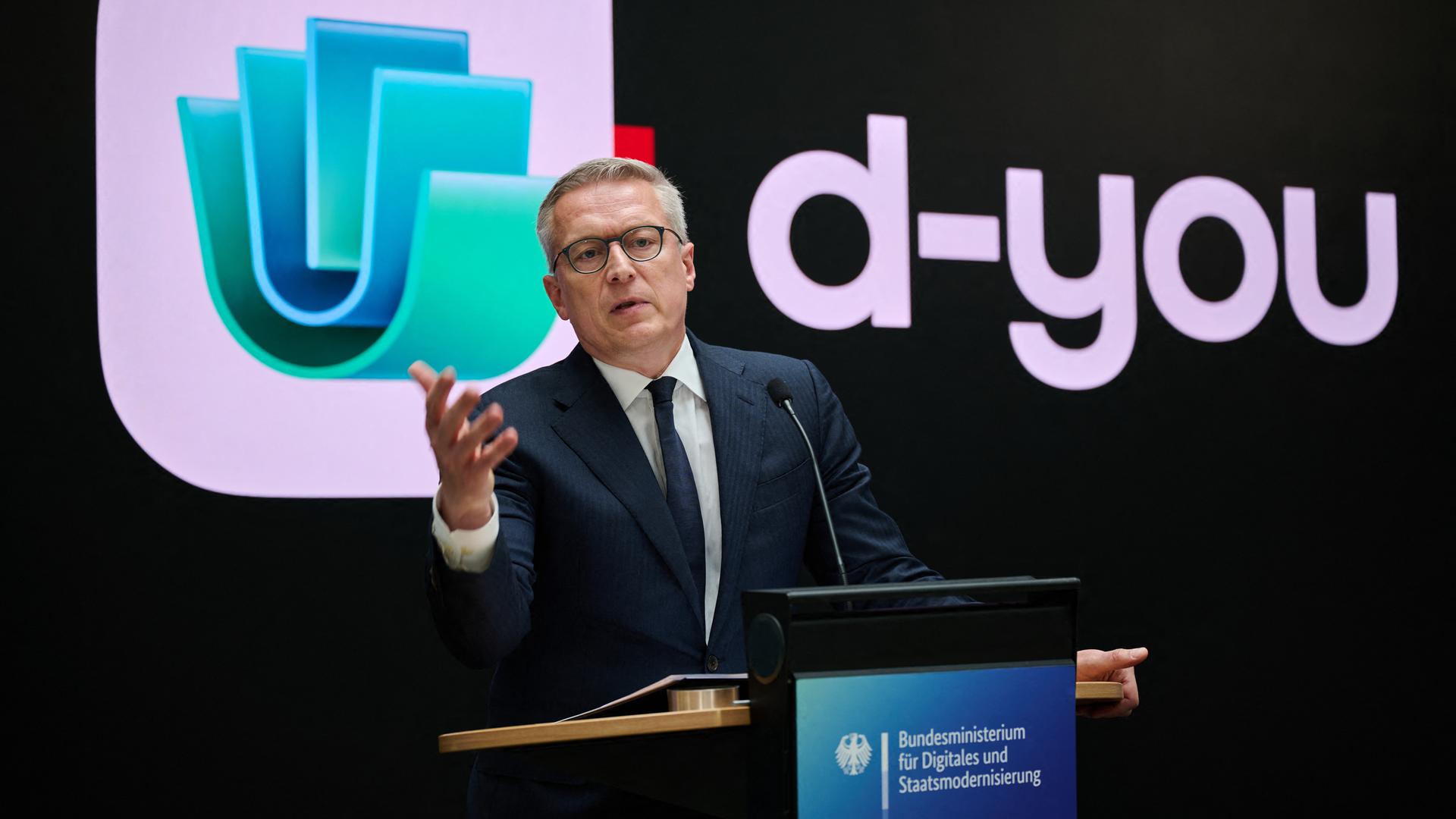 Karsten Wildberger (CDU), Bundesminister für Digitalisierung und Staatsmodernisierung, präsentiert bei einer Pressekonferenz den Namen und das Logo der EUDI-Wallet "d-you".
