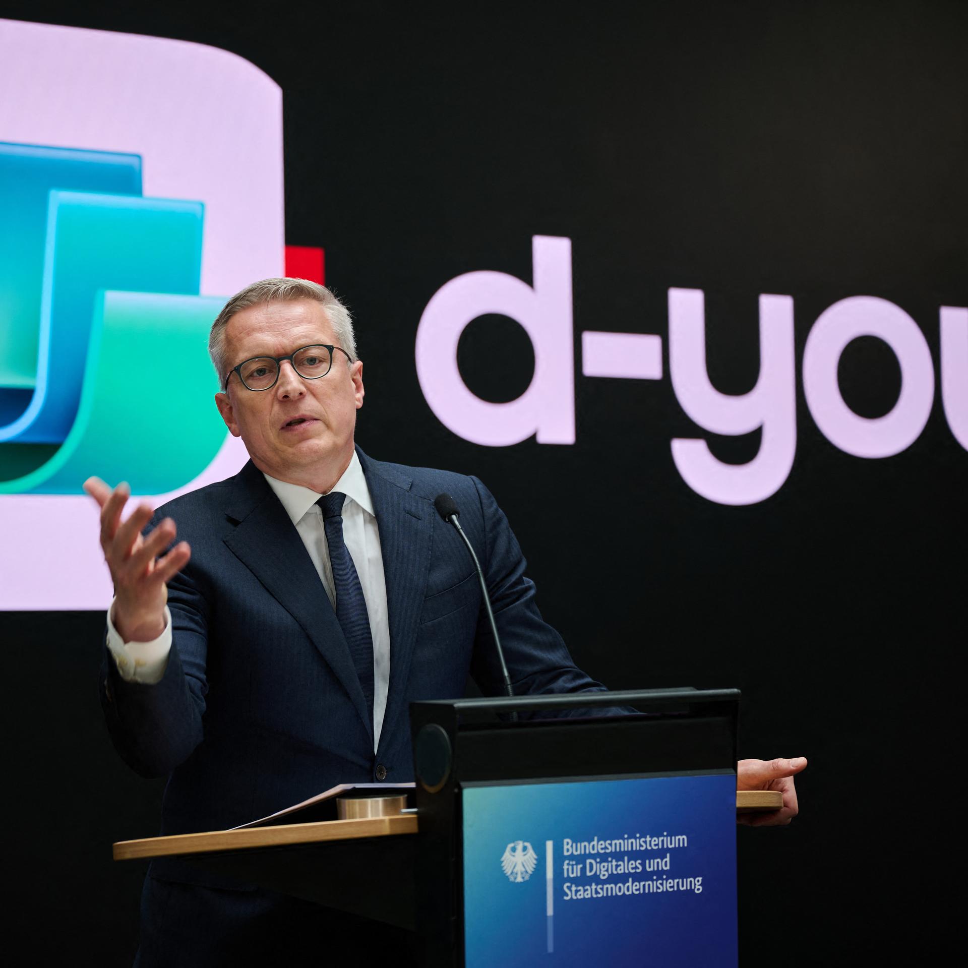 Karsten Wildberger (CDU), Bundesminister für Digitalisierung und Staatsmodernisierung, präsentiert bei einer Pressekonferenz den Namen und das Logo der EUDI-Wallet "d-you".