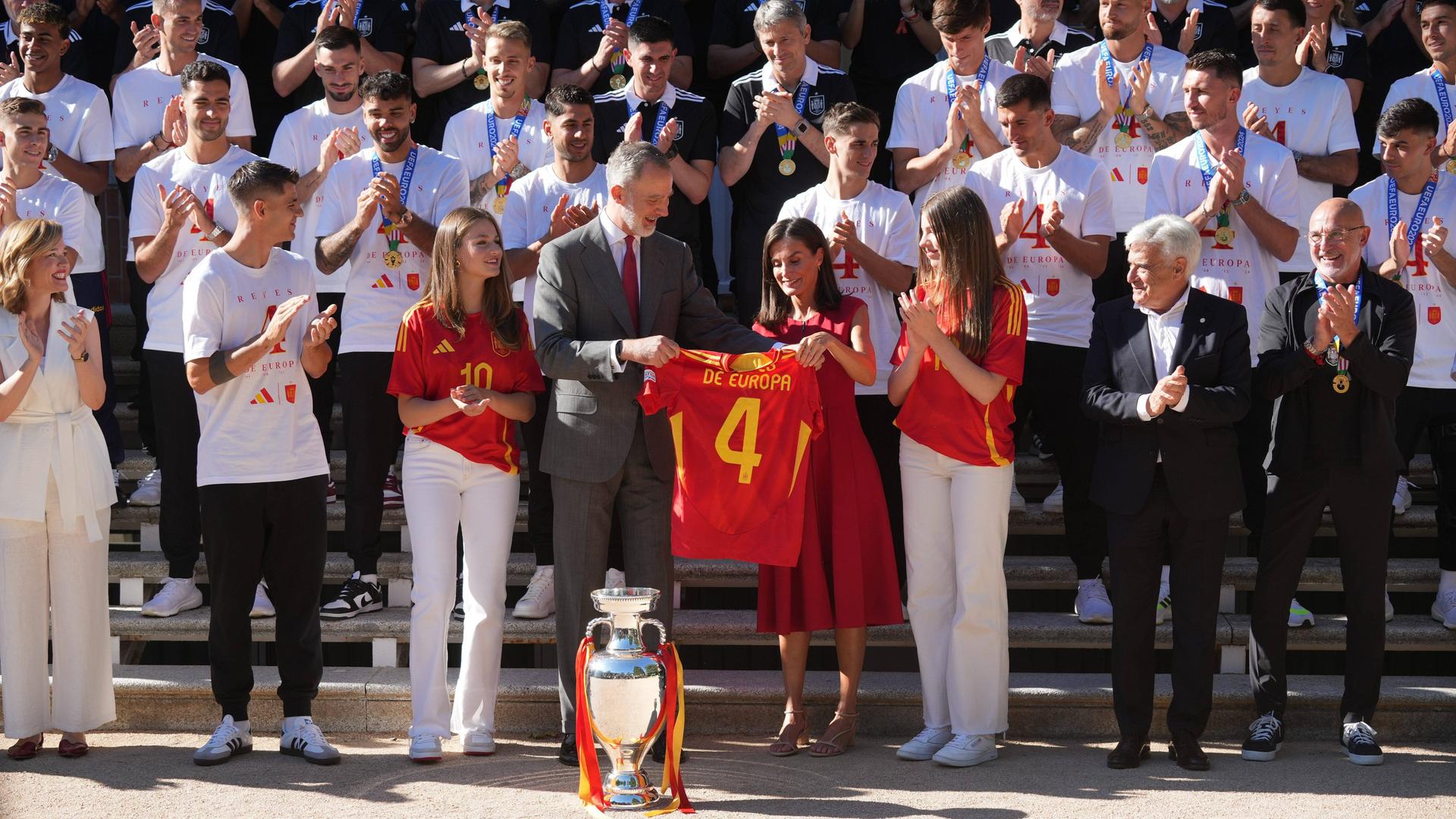 Der spanische König Felipe VI. und seine Familie bei einem Empfang zu Ehren der spanischen Fußballnationalmannschaft nach ihrem Sieg bei der Europameisterschaft in Deutschland.