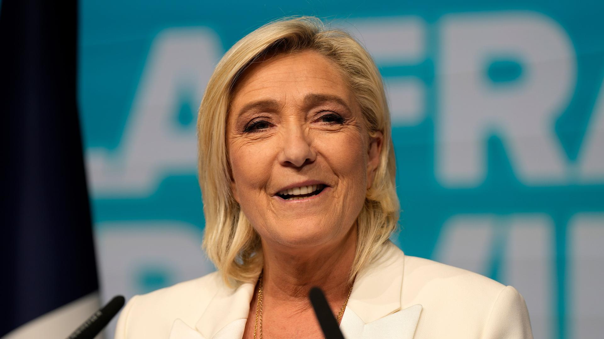Nahaufnahme von Marine Le Pen nach dem Sieg bei der Europawahl in Frankreich.