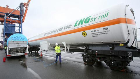 Ein LKW-Container wird am Elbhafen Brunsbüttel mit Flüssigerdgas befüllt.