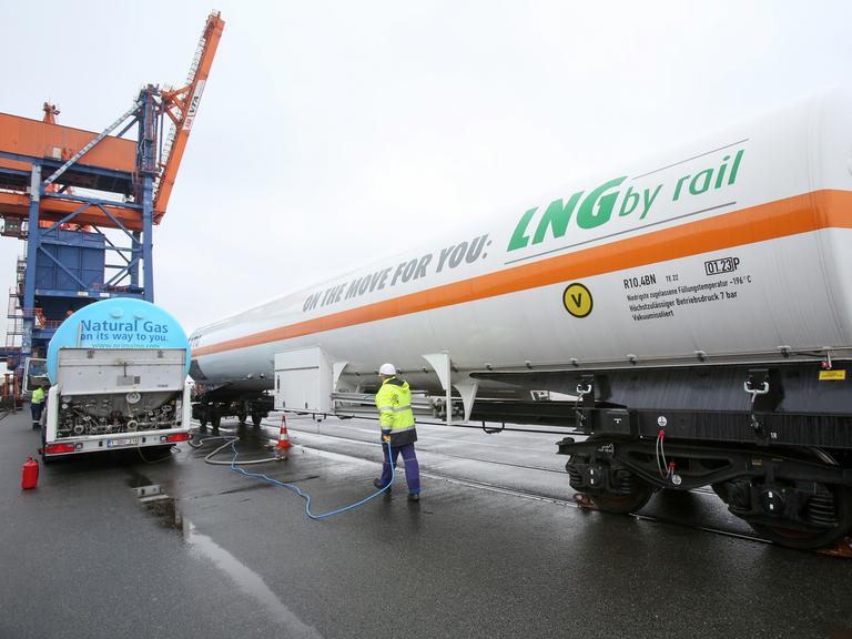 Ein LKW-Container wird am Elbhafen Brunsbüttel mit Flüssigerdgas befüllt.