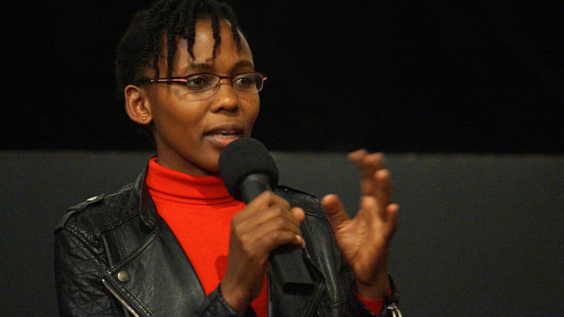 Beryl Magoko spricht auf einer Veranstaltung in ein Mikrofon