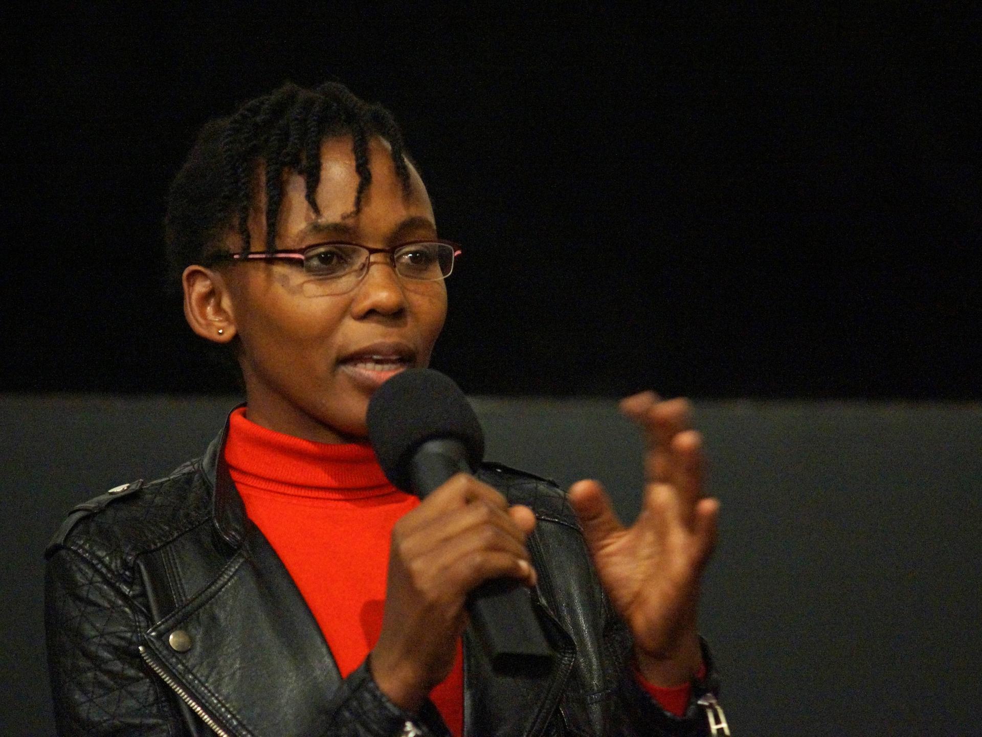 Beryl Magoko spricht auf einer Veranstaltung in ein Mikrofon