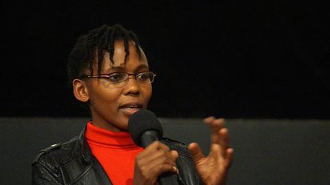 Beryl Magoko spricht auf einer Veranstaltung in ein Mikrofon
