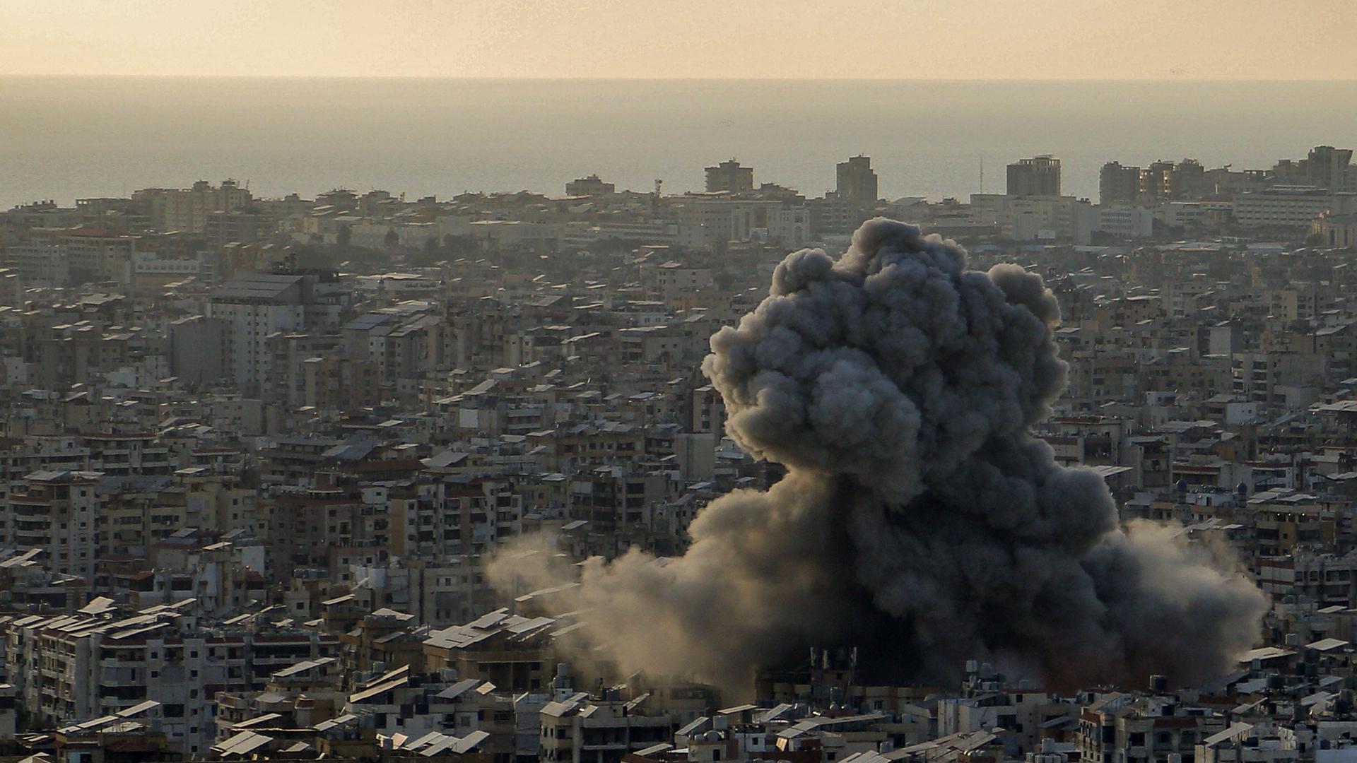 Dichter schwarzer Rauch steigt aus einem Gebiet auf, das Ziel eines israelischen Luftangriffs auf einen südlichen Vorort von Beirut war.