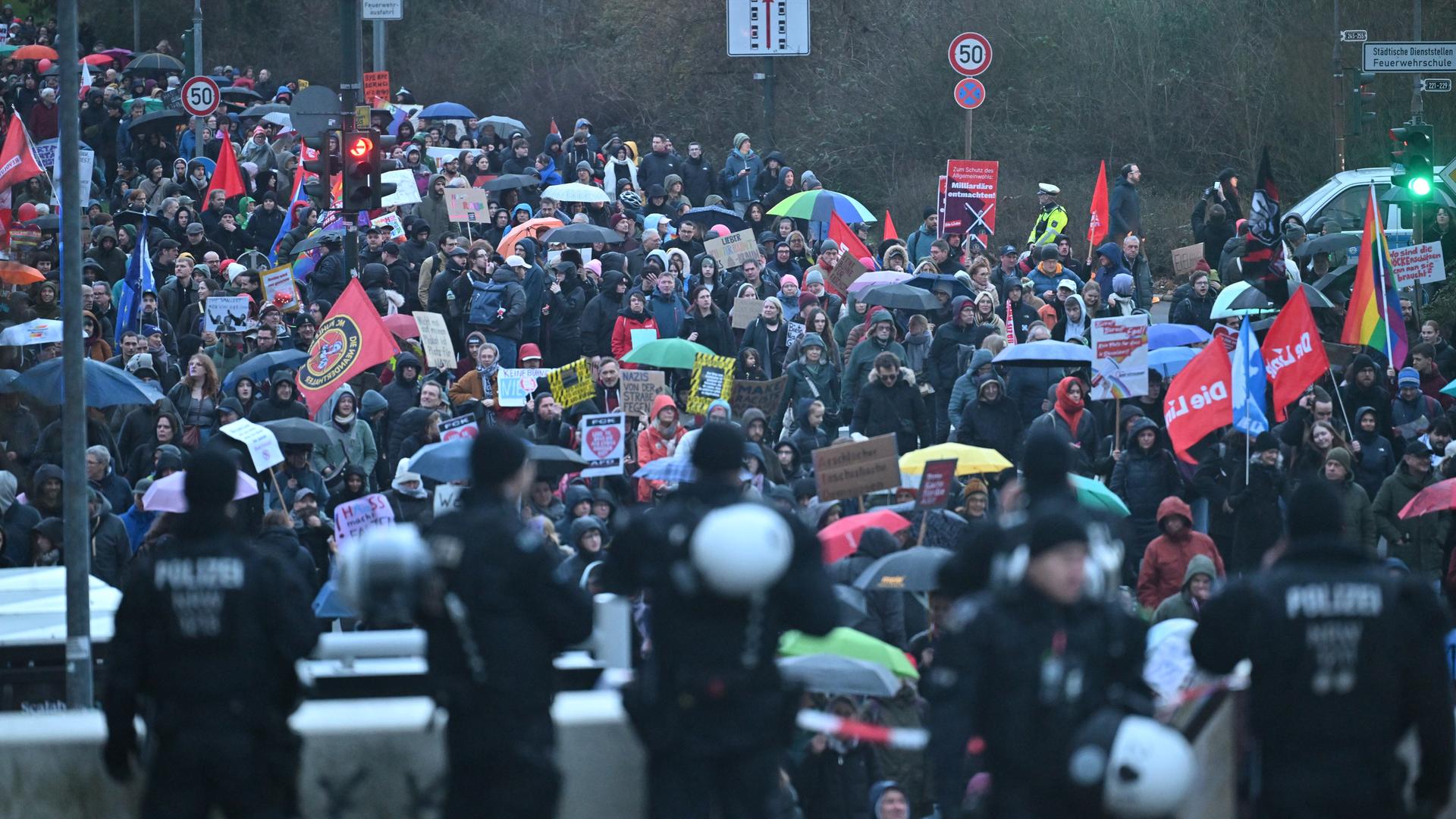 Düsseldorf: Zahlreiche Menschen demonstrierten gegen ein Treffen der AfD und den Thüringer AfD-Chef Höcke.