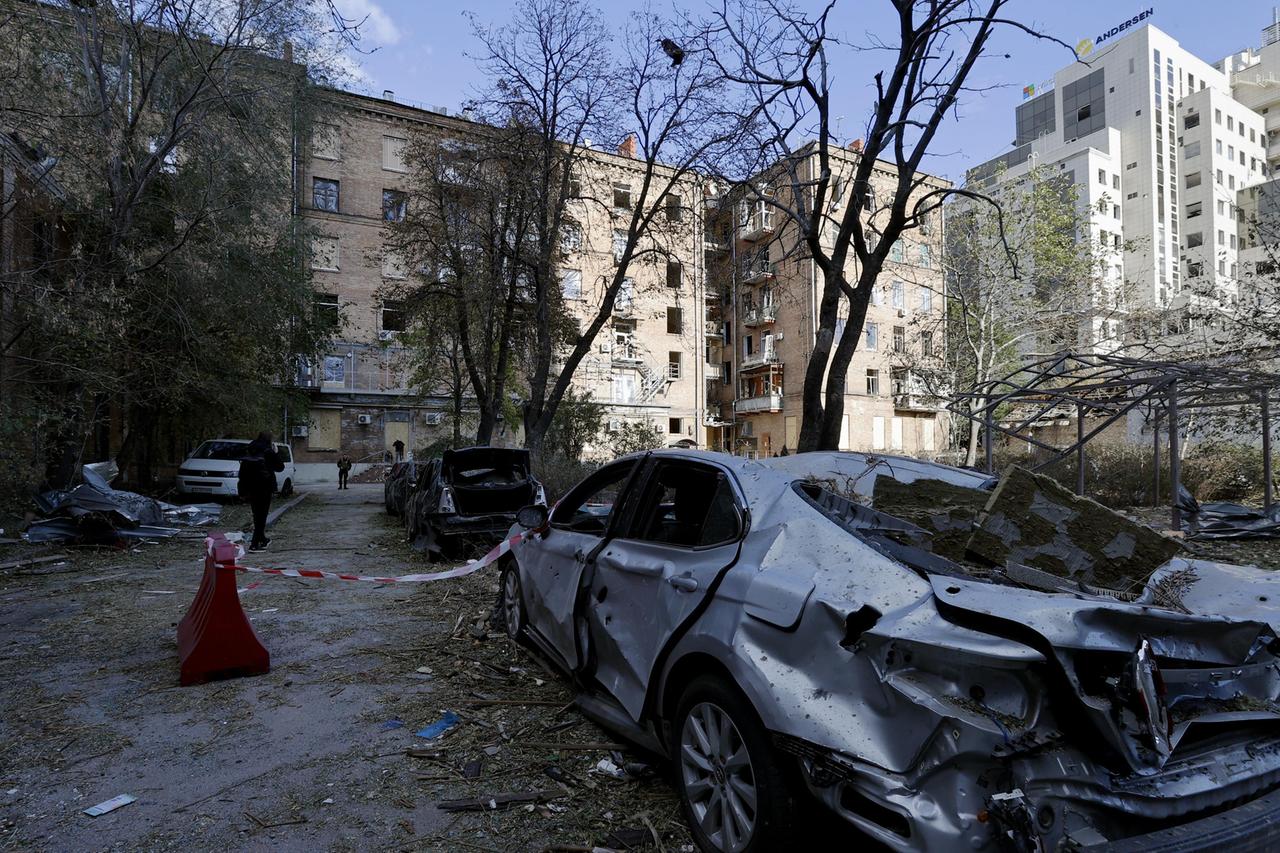 Die Angriffe halten an: Zerstörte Fahrzeuge in Kiew nach einem russischen Raketenangriff 