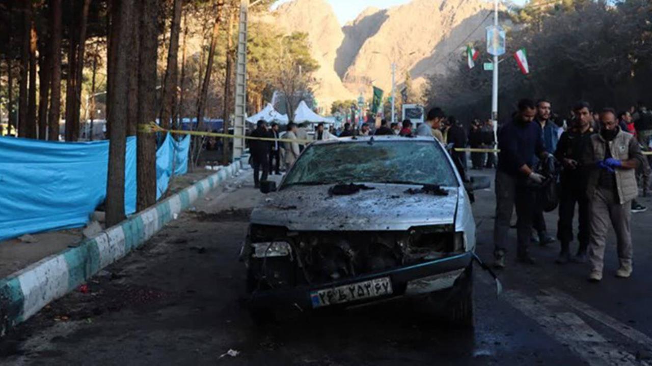 Ein bei einer Bombenexplosion zerstörtes Auto.