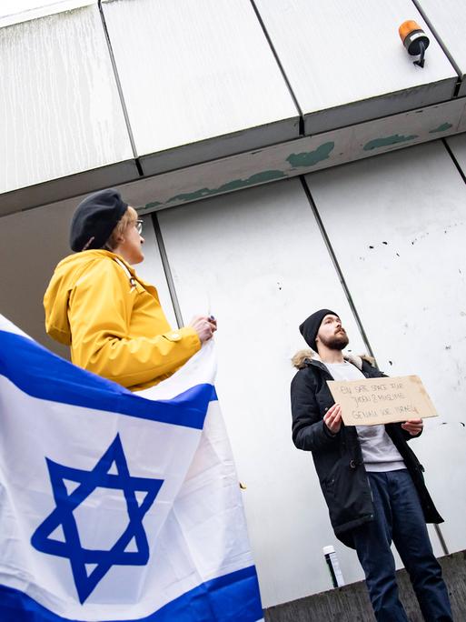 Die Präsidentin der Jüdischen Studierendenunion Deutschlands JSUD Hanna Velier R bei eine Fridays for Israel Demonstration vor der Freien Universität in Berlin am 15. Dezember 2023. 