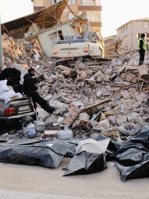 Erdbeben in der Türkei. Earthquake In Turkey Bodies of earthquake victims are being removed from the rubble following the earthquake in Hatay, Turkey, on February 13, 2023. Hatay, one of the epicenters of the earthquake that has affected many provinces of Turkey, is one of the provinces with the highest number of dead and injured. Hatay Turkey PUBLICATIONxNOTxINxFRA Copyright: xUmitxTurhanxCoskunx originalFilename: coskun-notitle230213_npPOb.jpg