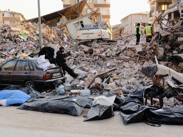 Erdbeben in der Türkei. Earthquake In Turkey Bodies of earthquake victims are being removed from the rubble following the earthquake in Hatay, Turkey, on February 13, 2023. Hatay, one of the epicenters of the earthquake that has affected many provinces of Turkey, is one of the provinces with the highest number of dead and injured. Hatay Turkey PUBLICATIONxNOTxINxFRA Copyright: xUmitxTurhanxCoskunx originalFilename: coskun-notitle230213_npPOb.jpg