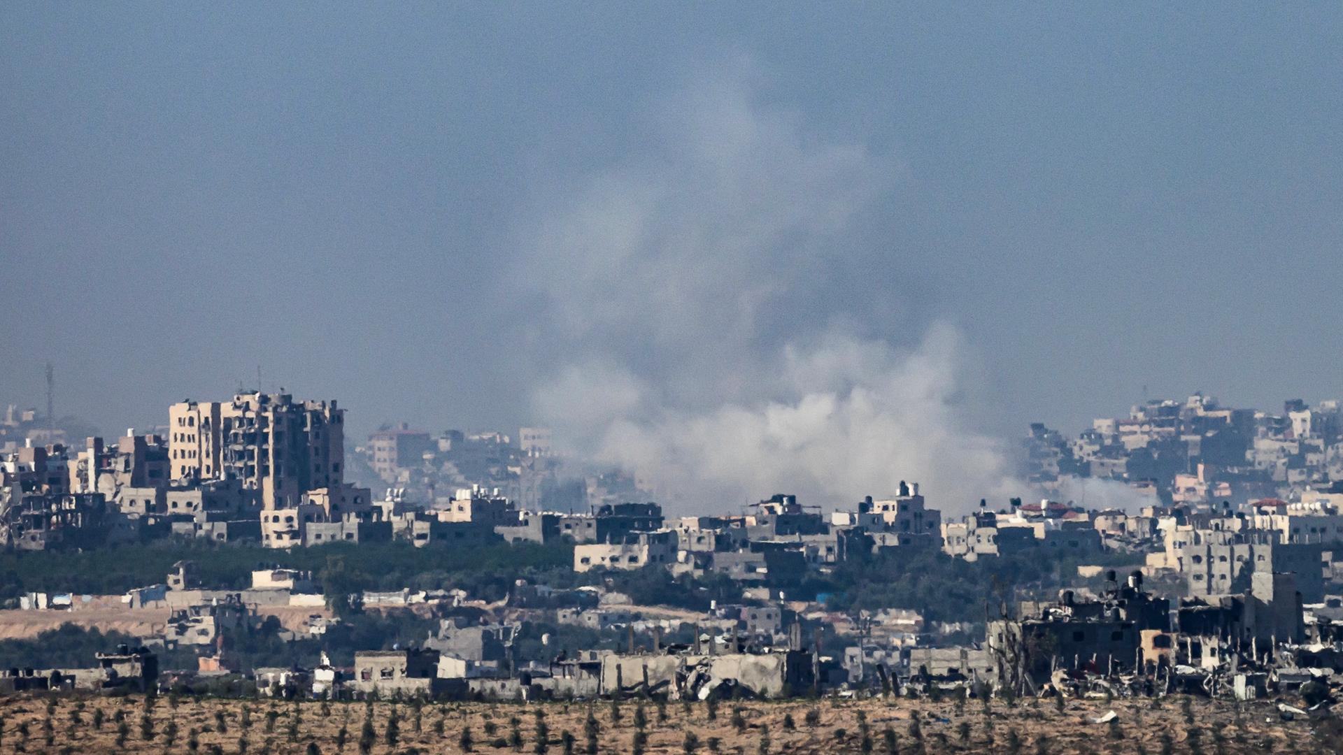 Dieses Bild aus dem Süden Israels nahe der Grenze zum Gazastreifen zeigt Rauch, der von Gebäuden aufsteigt, die von israelischen Angriffen getroffen wurden.