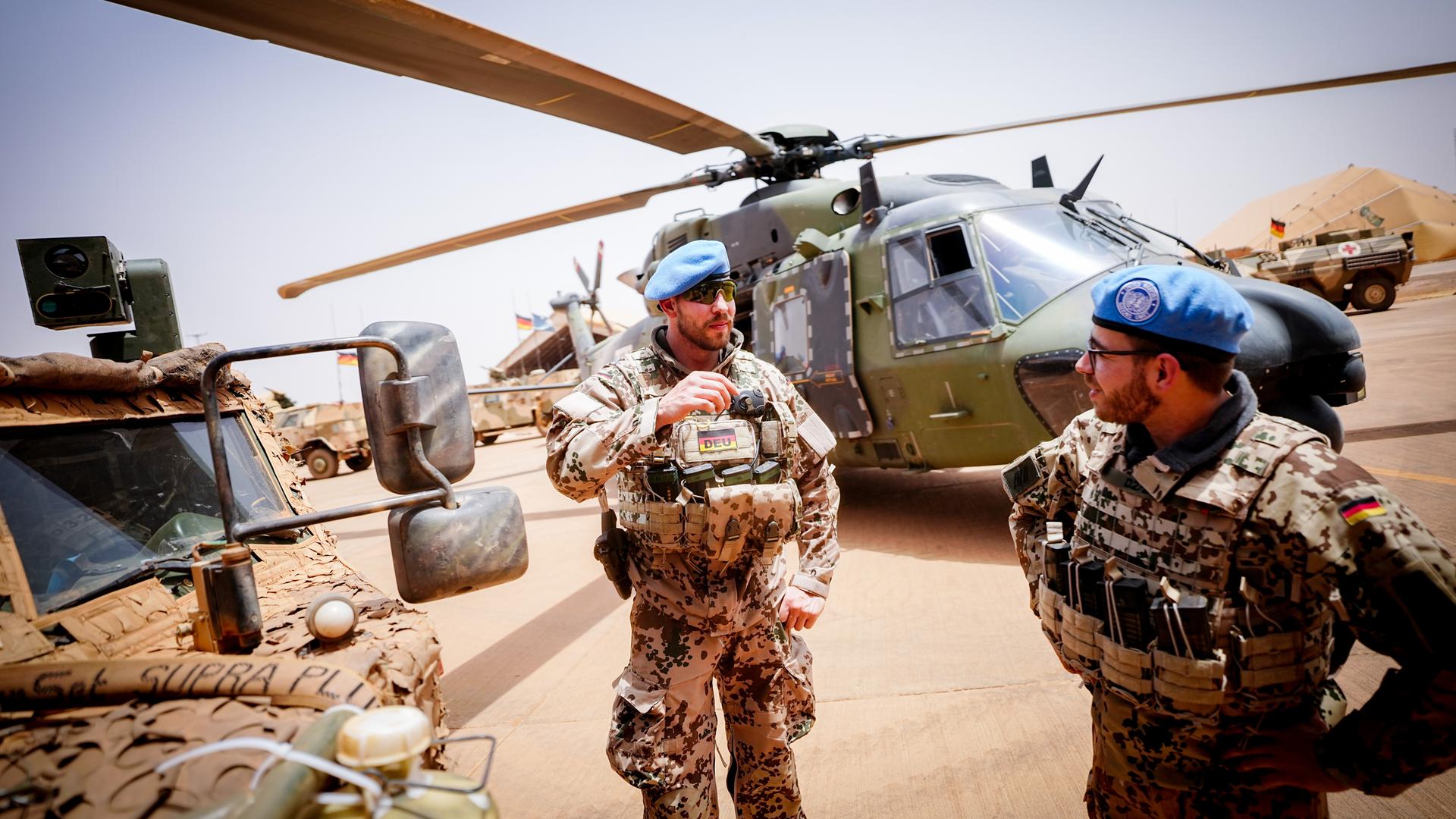 Bundeswehrsoldaten stehen an einem NH90-Hubschrauber im Camp Castor in Gao während des Besuchs der Verteidigungsministerin. Die Bundeswehr ist in dem westafrikanischen Land an der UN-Mission Minusma und der EU-Ausbildungsmission EUTM beteiligt.