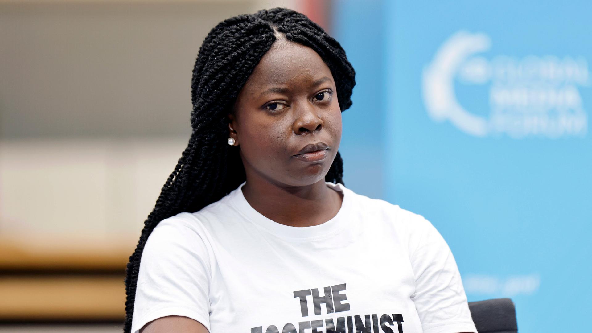 Klima-Aktivistin Adenike Oladosu beim Deutsche Welle Global Media Forum in Bonn. Sie trägt ein weißes T-Shirt mit der Aufschrift "The Ecofeminist" (auf Deutsch: Die Öko-Feministin).