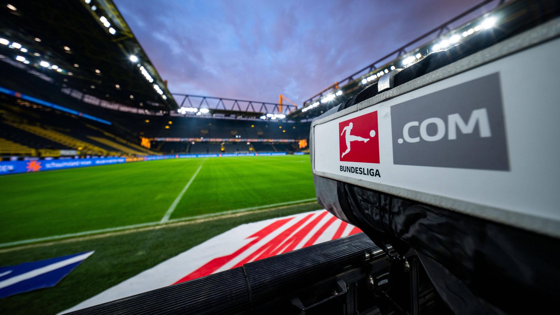 Eine TV-Kamera im Stadion von Borussia Dortmund.