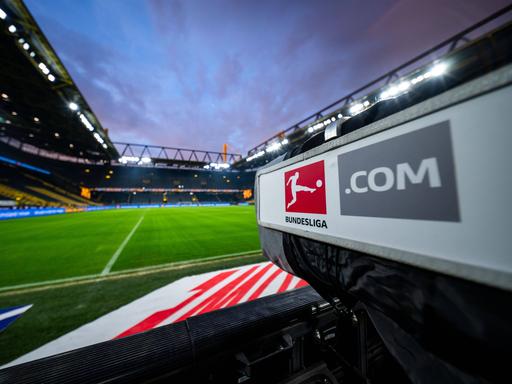 Eine TV-Kamera im Stadion von Borussia Dortmund.