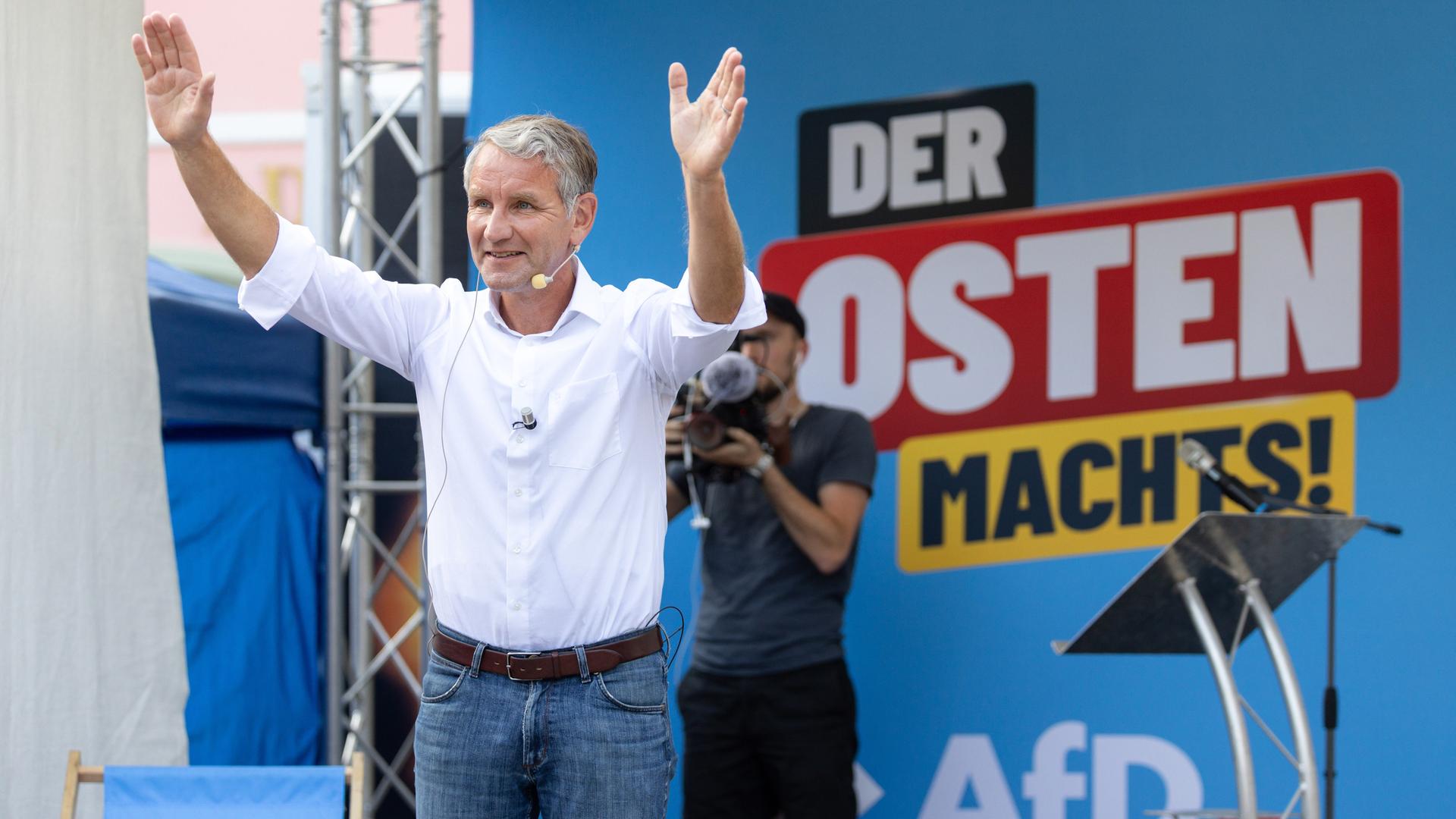 Björn Höcke (AfD), Landesfraktions- und Parteivorsitzender sowie Spitzenkandidat seiner Partei, spricht beim Wahlkampf AfD Thüringen auf dem Marktplatz vor dem Slogan «Der Osten macht's». 