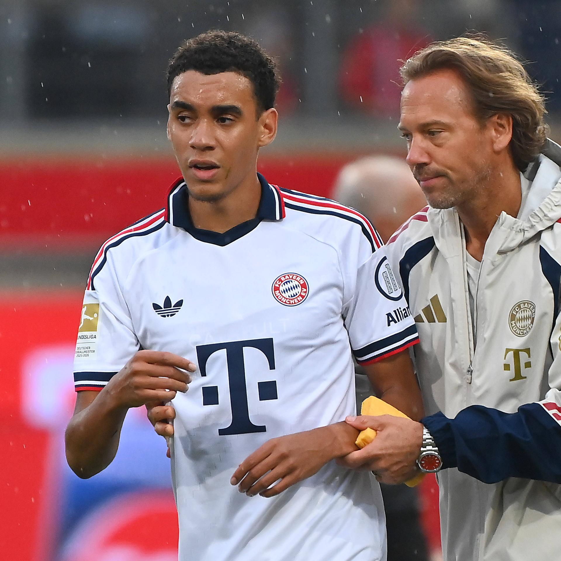 Jamal MUSIALA Bayern Muenchen bricht erneut zusammen,wird ohnmaechtig, Ohnmacht-Dr.Peter UEBLACKER Mannschaftsarzt FCB begleitet ihn vom Platz. Fussball Testspiel / 1.FC Heidenheim - FC Bayern Muenchen 2-4 am 18.08.2025 , VOITH ARENA. *** Jamal MUSIALA of Bayern Munich collapses again, faints Dr. Peter UEBLACKER, FCB team doctor, helps him off the field. Soccer friendly match: 1 FC Heidenheim vs. FC Bayern Munich 24 on August 18, 2025, VOITH ARENA