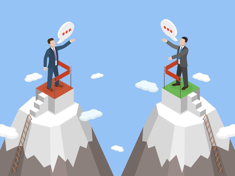 Illustration für politische Polarisierung: Zwei Menschen stehen auf zwei Berggipfeln, beide haben Sprechblasen und schauen einander an.