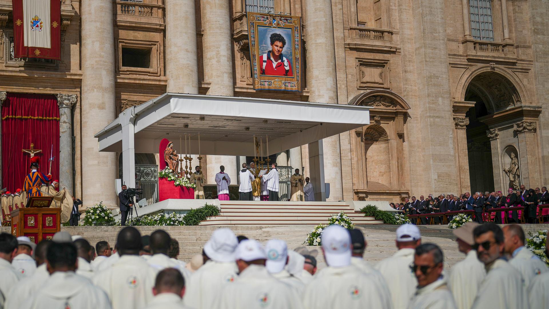 Das Foto zeigt die Messe zur Heiligsprechung von Carlo Acutis und Pier Giorgio Frassati durch Papst Leo XIV. Das Foto zeigt die Messe zur Heiligsprechung von Carlo Acutis und Pier Giorgio Frassati durch Papst Leo XIV.