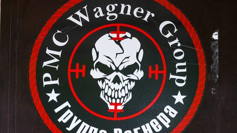 Logo an der Eingangstür eine Rekrutierungsbüros der Wagner-Gruppe in Moskau