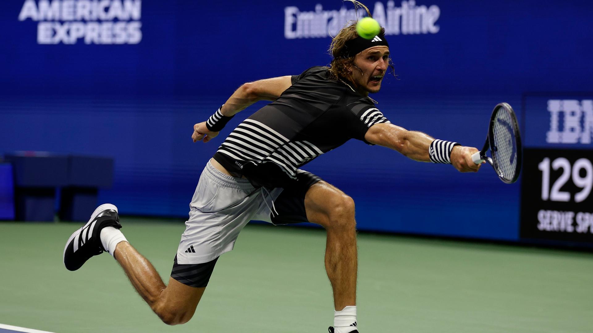 New York: US Open, Alexander Zverev reagiert auf einen Ball des Italieners Jannik Sinner.
